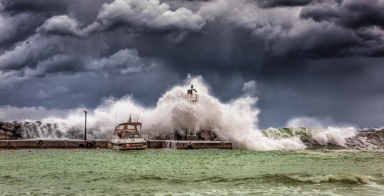 Big Waves Under Cloudy Sky