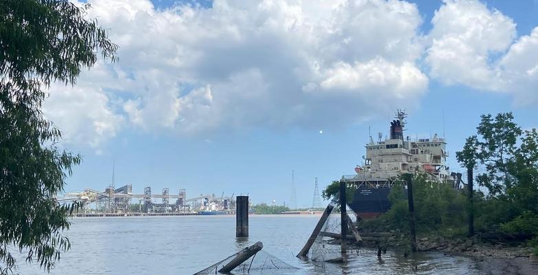 Benzine warning and boat in Mississippi River